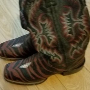Womens cowboy boots size 9
